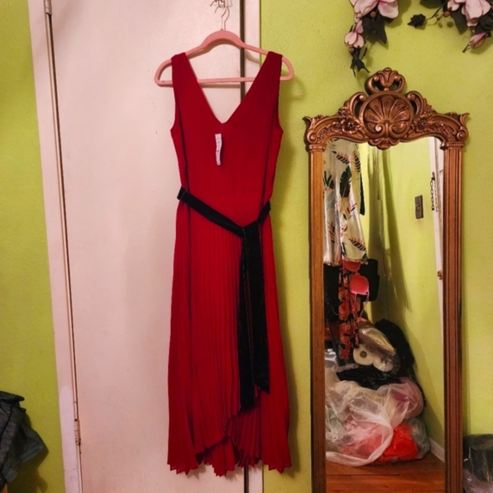 White house black market red  Dress  Crinkled skirt sz 8 regular, velvet Pre-own